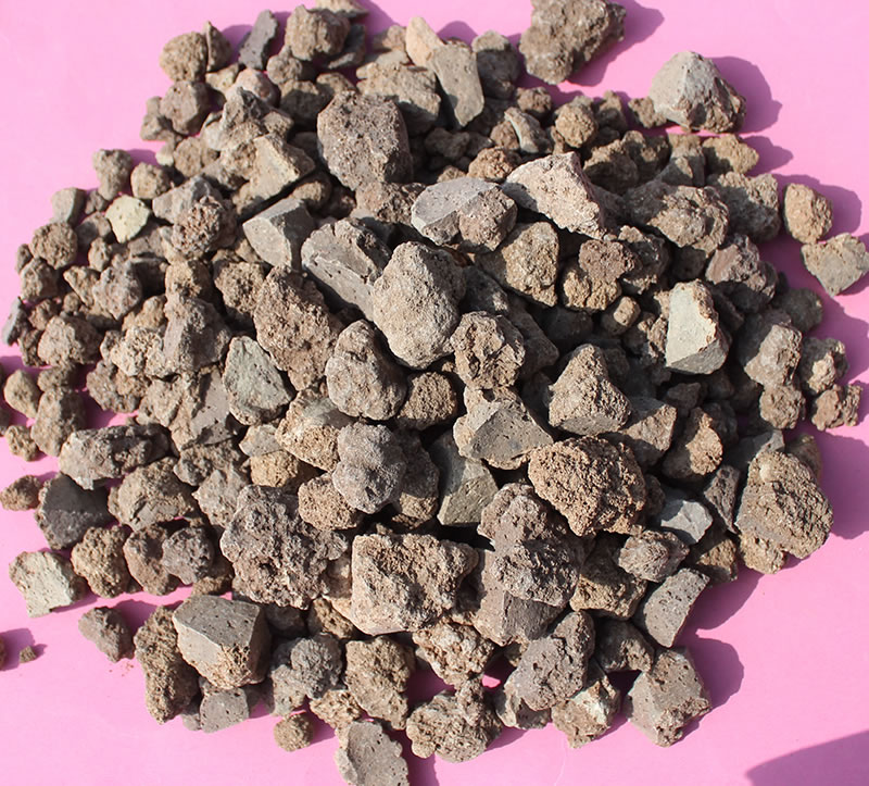 Refining synthetic slag with high aluminum, low calcium and low magnesium